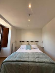 a bedroom with a large bed in a room at Via Roma 40 - apartment in Pacentro