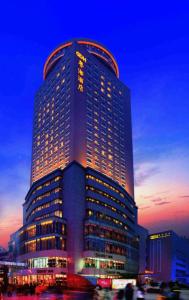 鄭州的住宿－鄭州粵海酒店，一座高大的建筑,晚上有灯