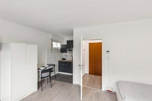 a room with a kitchen with a table and a door at NM living Lünen VII in Lünen