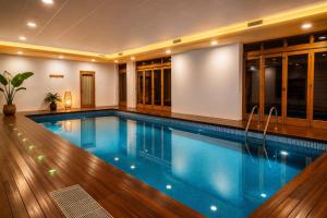 a large swimming pool in a house at Winahost Gran Hotel Pandorado in Pandorado