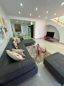 a large living room with couches and a television at Yaque Land in El Yaque