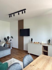 a living room with a table and chairs at Apartament Kopernikus in Grodzisk Mazowiecki