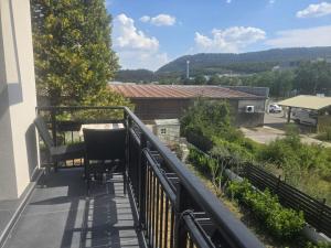 a balcony with a table and chairs on it at L'instant cosy climatisé 2 in Sisteron