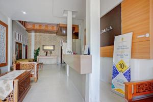 a room with a kitchen and a dining room at Hotel O Kuta Alam Near Masjid Oman Al-Makmur Formerly Daka Hotel in Lheue