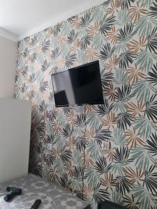 a flat screen tv hanging on a wall at Próchnika 49 Rooms in Łódź