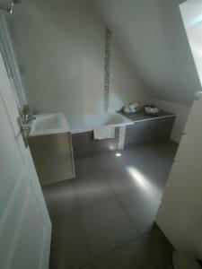 a bathroom with a sink and a bath tub at chambre Chez sylvie in Allaire +11 photos