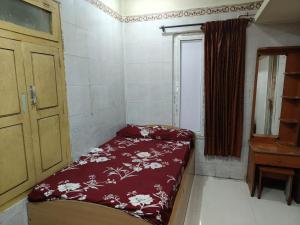 a small room with a bed and a window at Sri Sai Lodge in Palni +1 photo