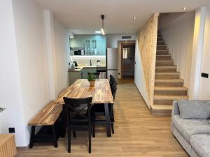 a kitchen and dining room with a wooden table and chairs at Casa Ara Montanejos in Montanejos