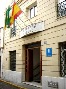 un edificio con banderas a un lado. en Chaikana, en El Puerto de Santa María