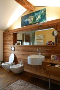 a bathroom with two sinks and a mirror at B&B Terre Di Bea in Pederobba +286 photos