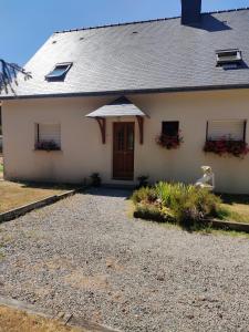 a house with a gravel driveway in front of it at chambre Chez sylvie in Allaire