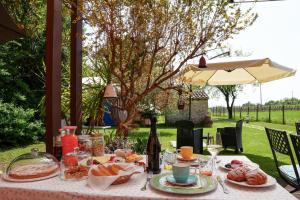 a table with food and a bottle of wine at B&B Terre Di Bea in Pederobba