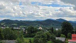a view of a town with mountains in the background at Ya VDOMA in Kozmacz
