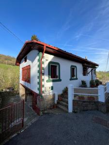 a small white house with a red roof at Cal Mengo in La Vega