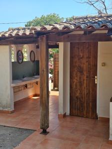 an open entryway to a house with a wooden door at Gallina Varja in Sotta