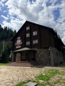 a building with a sign on the front of it at Три підкови in Mykulychyn