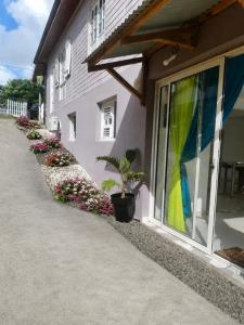 a house with flowers on the side of it at L'Escale du Plaisir in Grande Savane