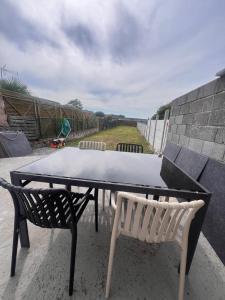 a ping pong table and two chairs on a patio at Victoria II Parking GRATUIT in Boussu