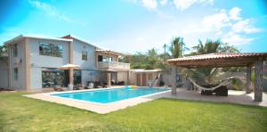 a villa with a swimming pool and a house at Rancho Plèyades in Metalío