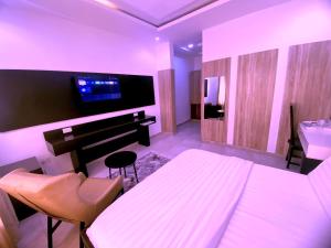 ein Wohnzimmer mit Klavier und Waschbecken in der Unterkunft Hotel Capitol in Ikeja