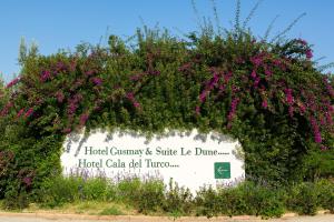 Κήπος έξω από το Valtur Baia del Gusmay Beach Resort