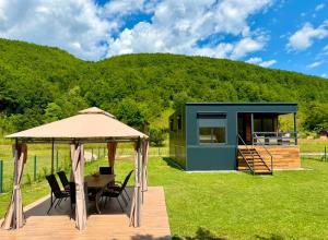 ein grünes Minihaus mit einem Pavillon in der Unterkunft Aquaverde in Orašac