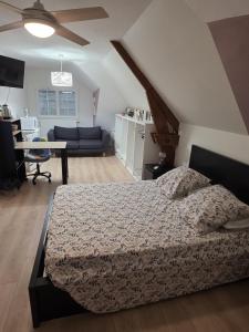 a bedroom with a bed and a living room at Les Perriers in Chambray-lès-Tours