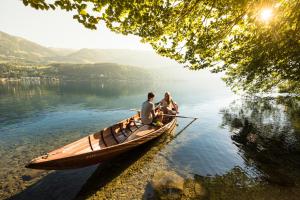 a man and woman in a boat on a lake at Appartement Kochen in Döbriach