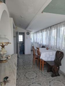 a dining room with a table and chairs at Διαμερισμα επάνω στο κυμα in Kineta