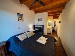 a bedroom with a bed with two towels on it at Finistterra in Tanti