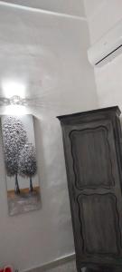 a room with a statue of a sheep on the wall at La Dormeuse in Vignacastrisi