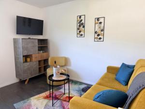 a living room with a couch and a table at Haus Übernachtenswert Cochem Mosel in Cochem