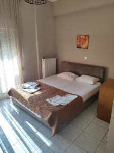 a bedroom with a bed with towels on it at Hotel La Strada in Tycherón