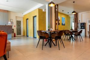 a dining room with a table and chairs at XO Residence in Arad