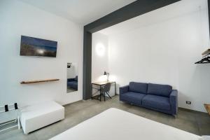 a living room with a blue couch and a table at SEASIDE TWINS b&b in Fragagnano