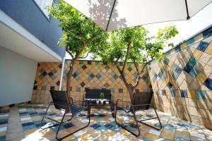 a patio with a table and chairs and a wall at SEASIDE TWINS b&b in Fragagnano +19 photos