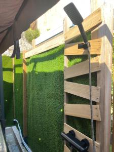 a garden screening with a hedge and a microphone at Cabane insolite avec jacuzzi in Menton
