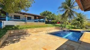 a backyard with a swimming pool and a house at Xodó da Lagoa in Beberibe