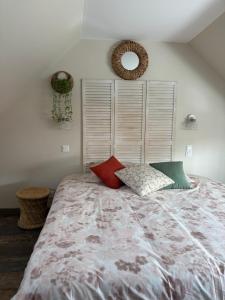 a bedroom with a large bed with pillows on it at Au Souffle Marin Maison 2 chambres in Berck-sur-Mer