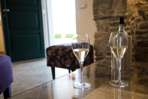 ペッテナスコにあるCalathea B&Bの白ワイン2杯(テーブルとボトル1本付)