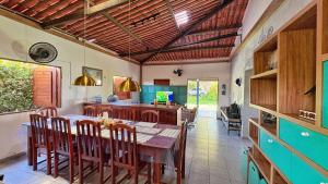 a kitchen with a table and chairs in a room at Xodó da Lagoa in Beberibe