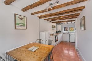 a kitchen and dining room with a wooden table at Malvern House in Banbury