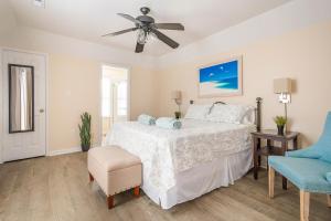 a bedroom with a bed and a ceiling fan at CoastalBoho-Spacious 4BDtownhouse 3 mi from beach in Rehoboth Beach