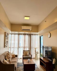 a living room with a couch and a tv at McBride Suites in Punta Engaño