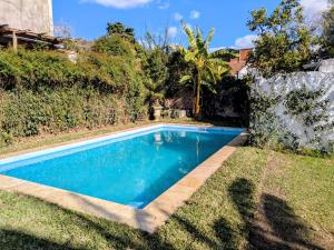 a swimming pool in the yard of a house at A estrenar, en San Isidro. in Beccar