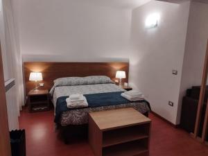a bedroom with a bed with two towels on it at B&B Il Prugnolo in Castel di Sangro