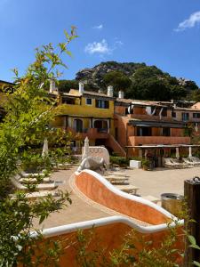 a bench in the middle of a courtyard at Residence Borgo Punta Villa in La Maddalena