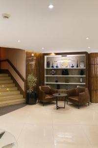 a lobby with couches and a table and stairs at سراة للشقق الفندقية in Al Namas