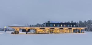 a house on a frozen lake in the snow at Niemenharjun Matkailukeskus in Pihtipuoas