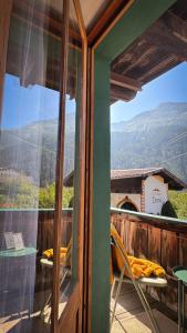 ein Zimmer mit Fenster und Blick auf einen Berg in der Unterkunft TENNE Arlberg - Boutique Hotel & Restaurant in Sankt Anton am Arlberg